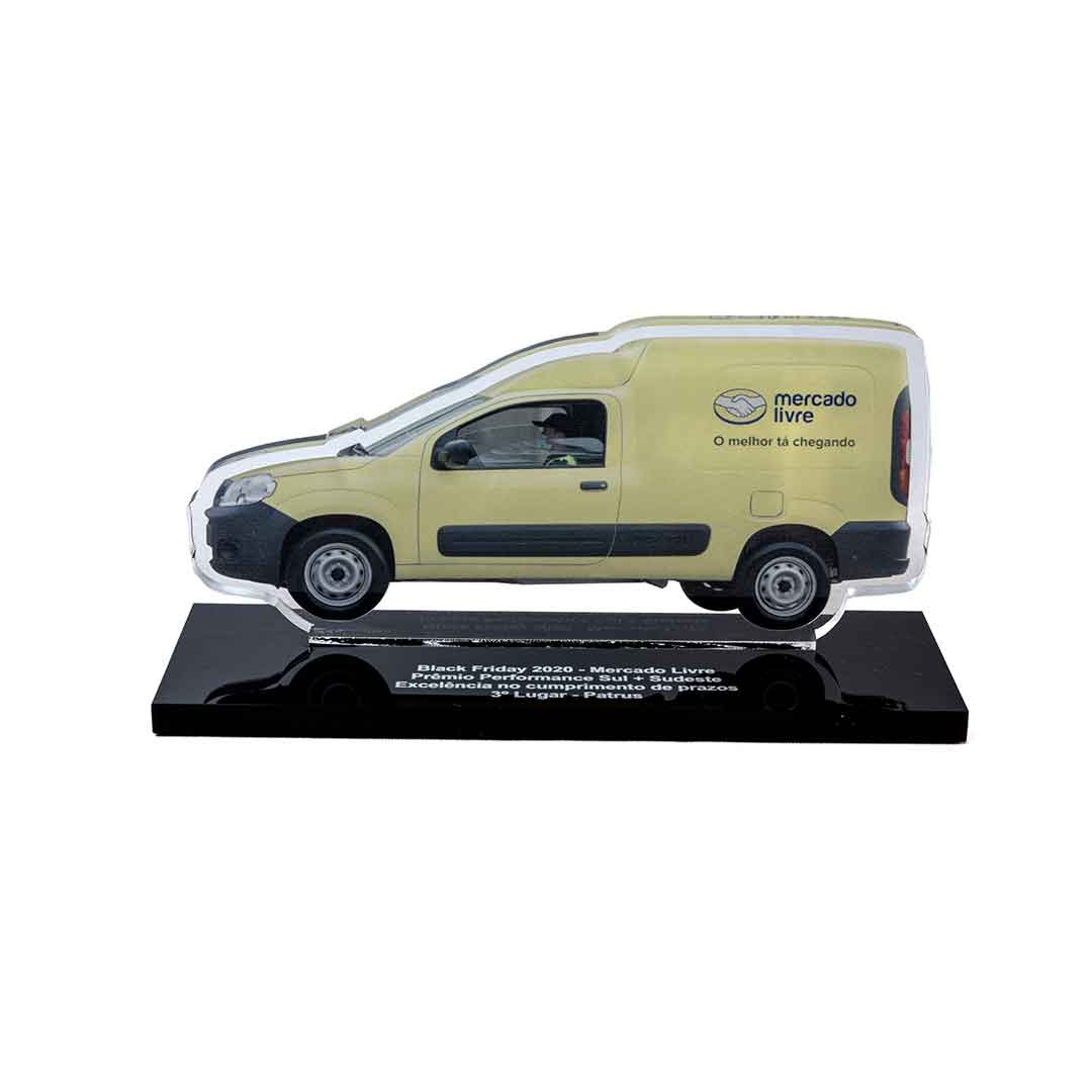 Troféu do prêmio Mercado Livre e Mercado Envios recebido pela Patrus
