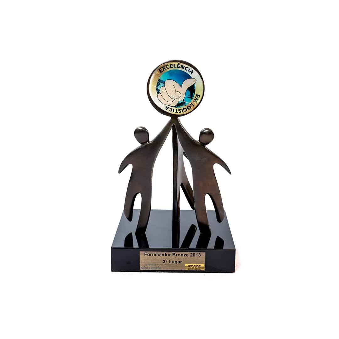 Troféu do prêmio Saint Gobain e DHL recebido pela Patrus